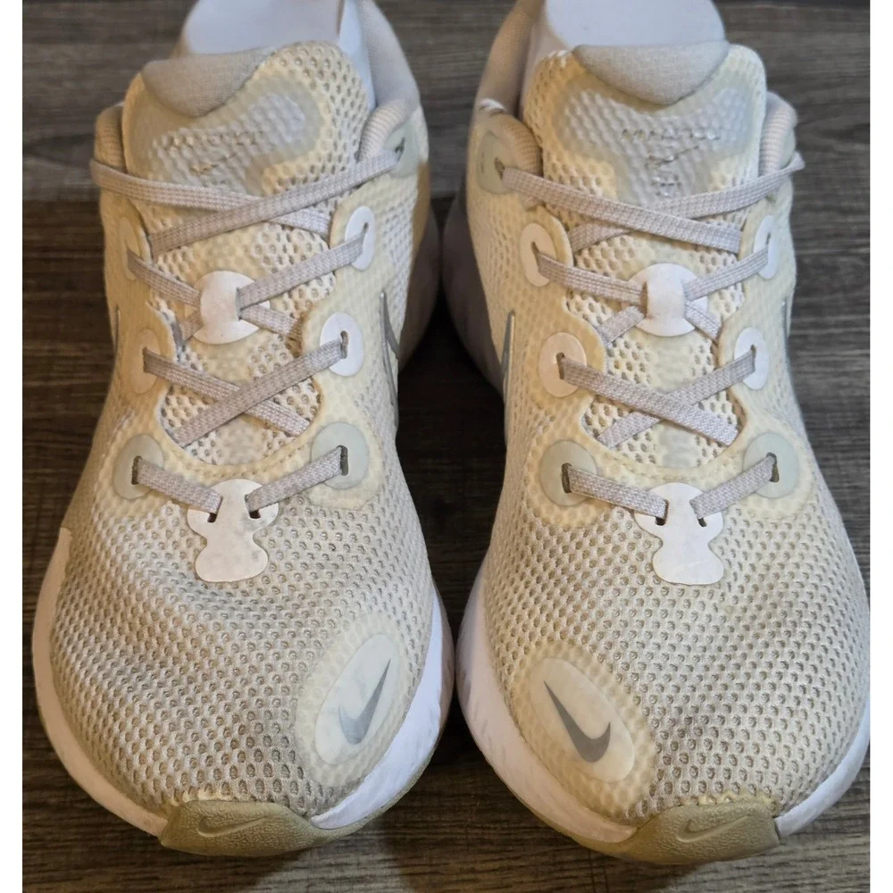 Nike *heel pictured scuffs